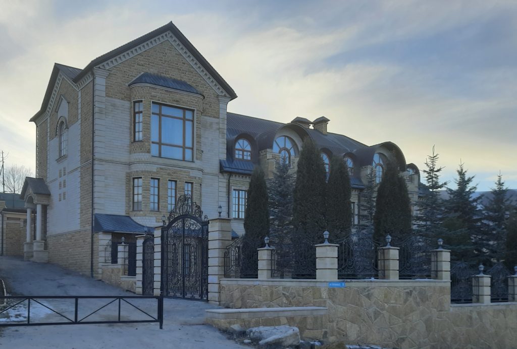 Облицовка фасада дома натуральным камнем