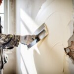 Отделка стен демонтаж и нанесение штукатурки