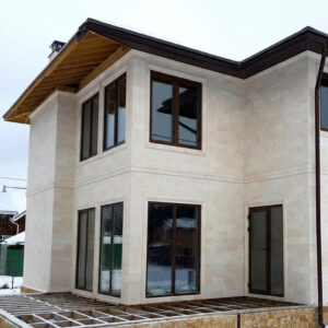 Дом облицованный песчаником