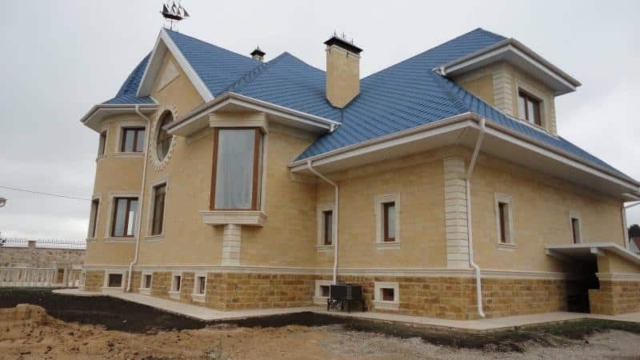 Мекегинский доломит со сколом вид на цоколе фасад из ракушечника