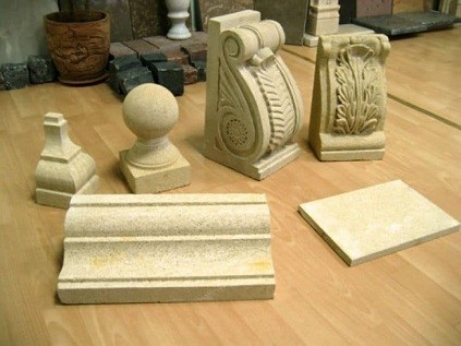 Детали отделки фасада дома карниз, плитка, шар ( навершие), кронштейн, замковый камень.