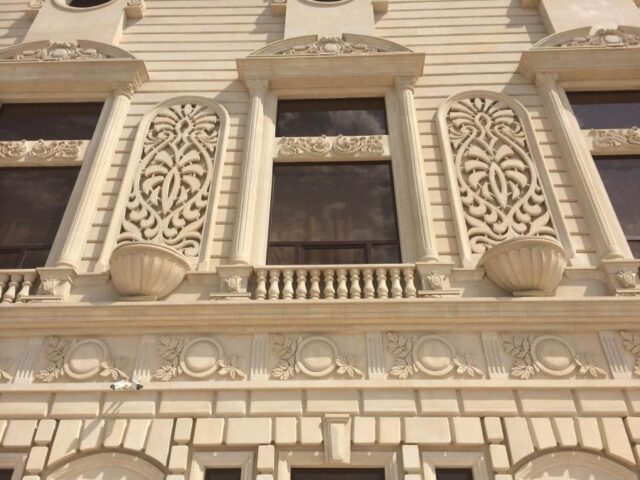 Узоры по бокам окна изготовлены на чпу станке. Материал рукельский ракушечник Узоры по бокам окна изготовлены на чпу станке. Материал рукельский ракушечник