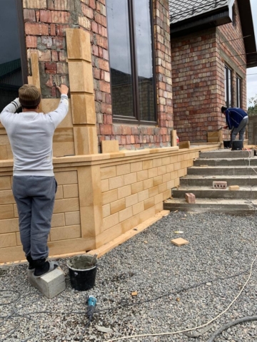 Процесс монтажа обрамления окна из рукельского ракушечника