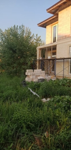 Закончили монтаж плитки из акушинского песчаника на первый этаж Закончили монтаж плитки из акушинского песчаника на первый этаж