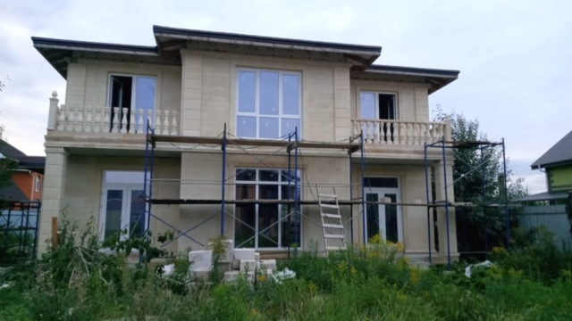 Работы по монтажу материалов из акушинского песчаника заканчиваются, осталось установить перила. Работы по монтажу материалов из акушинского песчаника заканчиваются, осталось установить перила.