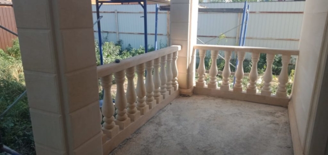 Только что смонтировали колонны балясины и перила из Дагестанского песчаника колонны балясины и перила из Дагестанского песчаника