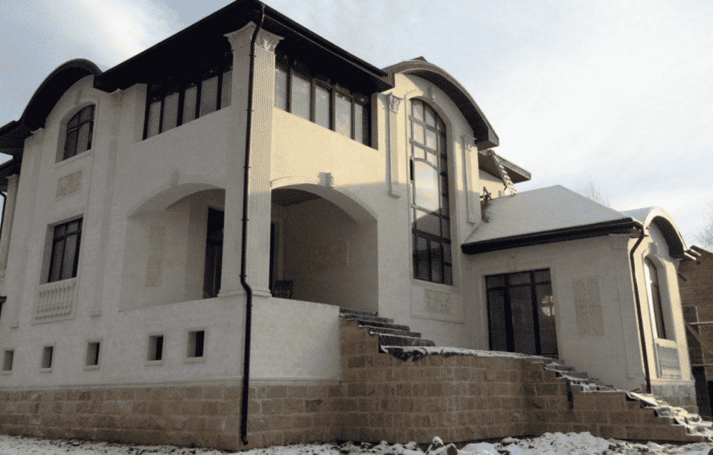 Дом облицован плиткой из Дагестанского известняка, цокольня часть мекегиским доломитом