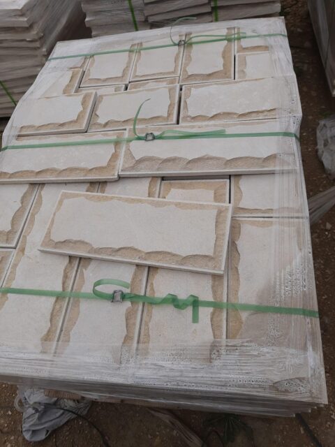 Плитка из Мекегинского доломита с фаской и со сколом Плитка из Мекегинского доломита с фаской и со сколом