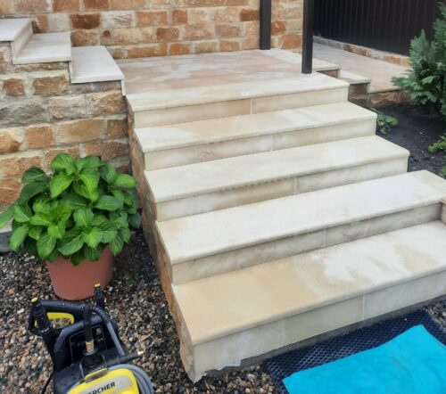 Ступени и лестничная площадка из доломита