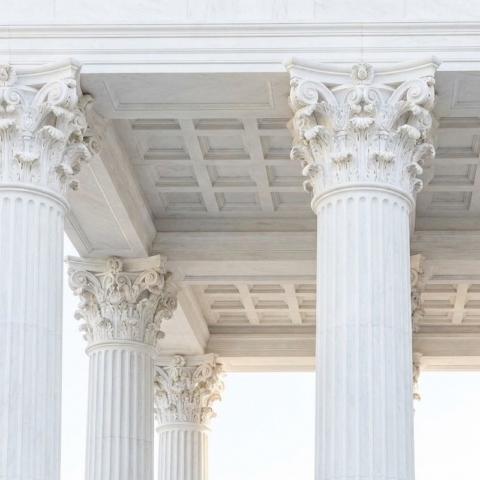 Колонны из белого известняка Колонны из белого известняка